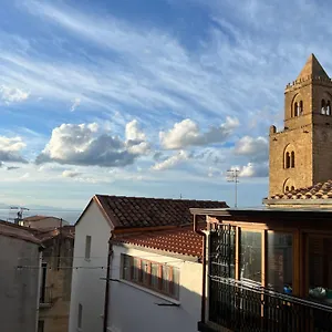 Nel Cortile , Cefalù Italia